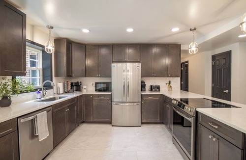 Greer House | Pool, Pickleball, Poker, Ping-Pong! King beds!