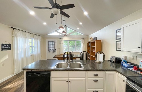 Cherokee Cottage | Poppy's Cottage-Walk to the Casino! WiFi available & Motorcycle Friendly