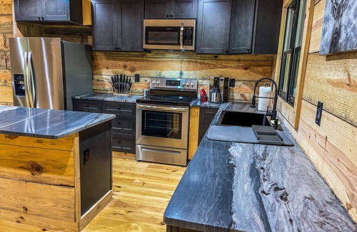 Demorest Cabin | POPULAR - Peaceful Bear CABIN - 3BR 2BTH - BIG Hot Tub - Quiet