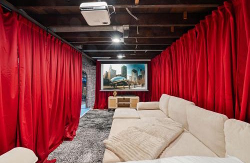 Chicago House | Portage Park, Jacuzzi, Movie Theater, Games & Arcade