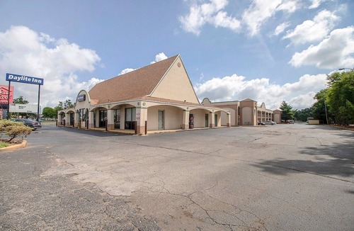 Elkhart Apartment | Premium King Bed | Daylight Inn Elkhart I-90, IN