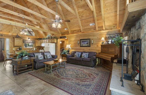 Branson Cedars Cabin | Premium Rustic Cabin Perfect Getaway, Private Hot Tub,Piano, Near Shows & Big Cedar, Jacuzzi Tub!
