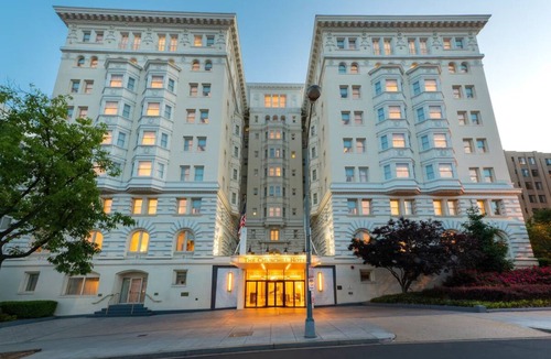 Kalorama Heights Hotel | Premium Suite Escape! 2 Spacious Units Perfect for Families! Attractions Nearby!