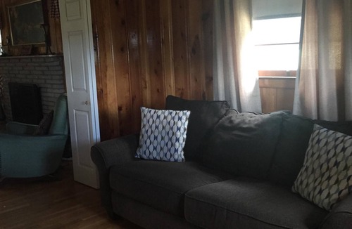 Knoxville House | Price Farm Getaway 7 miles to UT Campus 10 mins From Football Stadium NO PETS