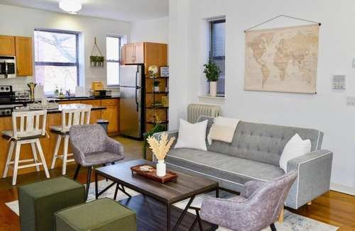 Hyde Park Apartment | Prime Location! 3BRGem near University of Chicago