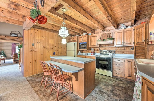 Middlebury House | Primitive Goshen Pine Lodge with Fireplace!