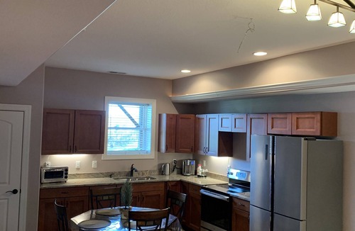 Leicester House | Private 1st Floor Unit - Full Kitchen - Master BR w King sized bed - 13 min 2 DT