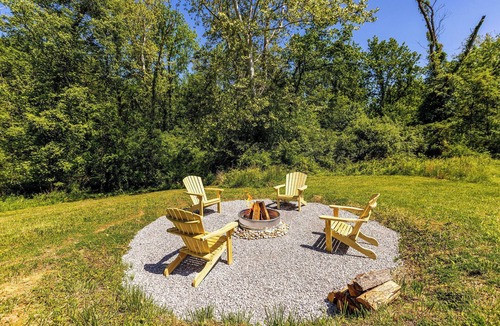 Sardinia House | Private 20-Acre Luxury Getaway with Hot Tub & Pond