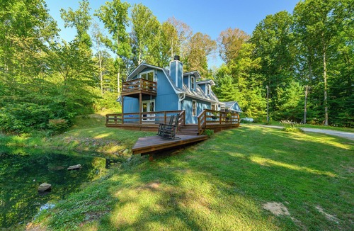 Helmsburg House | Private 7AC Retreat, Hot Tub, Stocked Pond, Firepit, Trails, Disc Golf, Sleeps 6