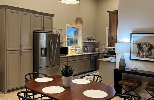 Plainview House | PRIVATE! 900 SF Charming & Spacious Barn-dominium Experience
