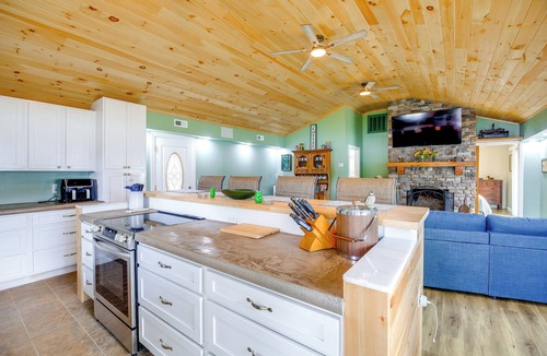Hiwassee House | Private Beach! Home w/2 Guest Cabins in Hiwassee