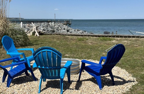 Grimstead House | Private Beach - Peaceful Retreat - Kayaks Bicycles Firepit and Pet-Friendly!