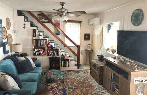 Grimstead House | Private Beach - Peaceful Retreat - Kayaks Bicycles Firepit and Pet-Friendly!
