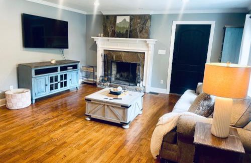 Lookout Mountain House | Private Cottage on Lookout Mountain Near Ruby Falls & Rock City