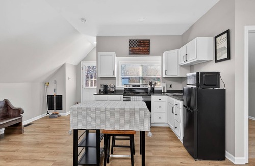 Greenbrier Apartment | Private Country Studio w/Deck & Skylights