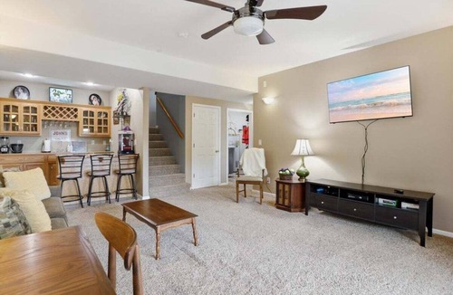 Climax Springs House | Private Cove Dock, PWC Lifts, Huge Deck & Family Fun