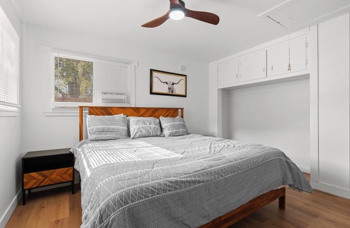 Walker Hotel | Private Eastern Sierra Home on Hwy 395, King Bed