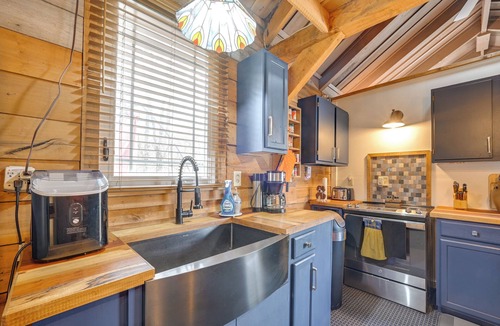 Friendly Cabin | Private Hot Tub! Country Retreat in West Virginia