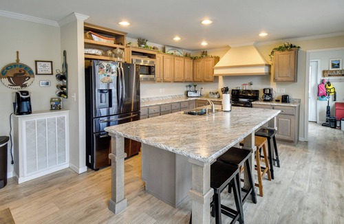 Goodview House | Private Hot Tub! Getaway on Smith Mountain Lake