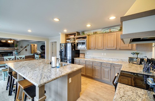 Goodview House | Private Hot Tub! Getaway on Smith Mountain Lake