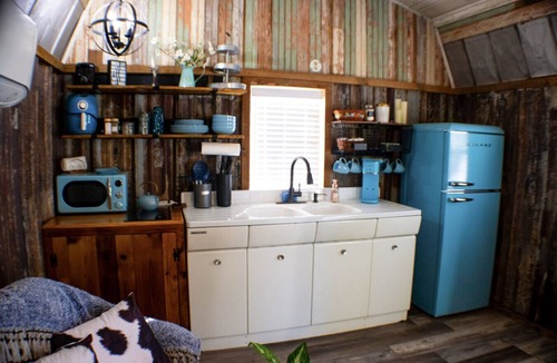 Anderson Cabin | PRIVATE Hot Tub Retreat | 40 Acre Farm Stay | KING Bed, Fire Pit, Outdoor Shower
