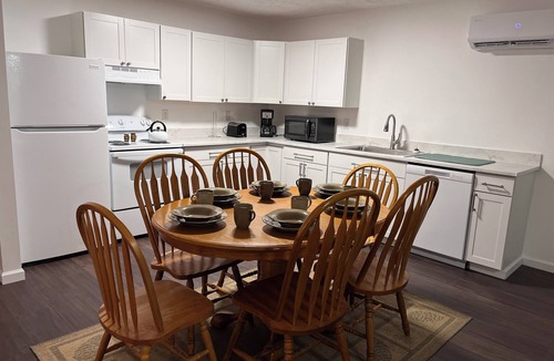 Mount Gay House | Private house sleeps 8 in Logan. Located near HMTS access points, dining, shops
