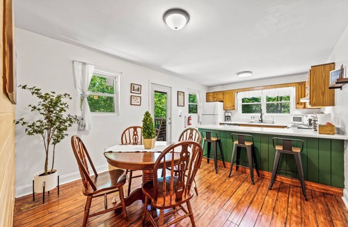 Sevierville Cabin | Private Mini Golf, Hot Tub, Fire pit Family Favorite in peaceful location