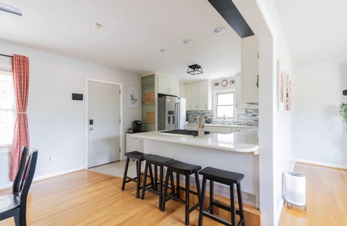 Oakdale House | Private Oasis w Big Yard, Garden, & Firepit! 10 min to Uptown, Golf & Airport! Pets OK +15% Off!