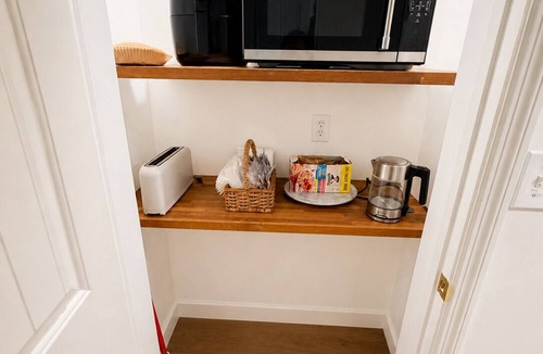Maryville Apartment | Private, Peaceful 2 BR/1 BA Guest Suite- Near The Smokies, The SHED, & Airport