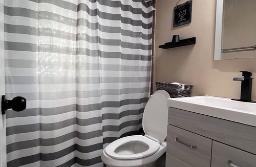 Oxon Hill-Glassmanor House | Private room with shared bathroom