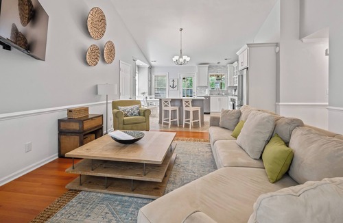 Silver Lake House | Private Saltwater Pool, No Stairs, Sleeps 8, Bunk Bed, Games, Gym, Near Beaches!