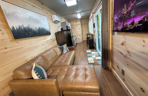 Stanton Cabin | PRIVATE SHIPPING CONTAINER CABIN IN THE WOODS-RED RIVER GORGE-VERY CLEAN-HOT TUB