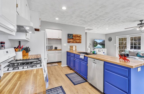 Weems House | Private Waterfront Retreat w/Pier, Kayaks, Game Room & 4 miles from Kilmarnock!