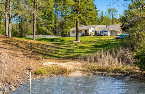 Weems House | Private Waterfront Retreat w/Pier, Kayaks, Game Room & 4 miles from Kilmarnock!