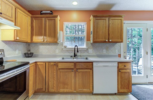 Myrtle Grove House | Private Wooded Retreat - Outdoor Soaking Tub & Shower - Pets - 10 Min to Beach