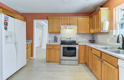Myrtle Grove House | Private Wooded Retreat - Outdoor Soaking Tub & Shower - Pets - 10 Min to Beach