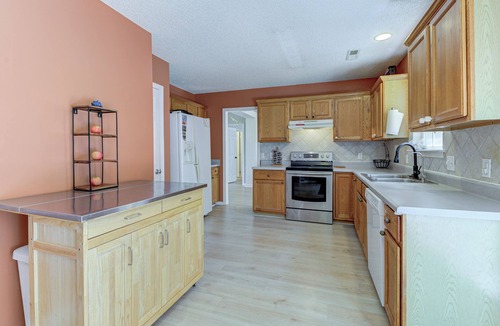 Myrtle Grove House | Private Wooded Retreat - Outdoor Soaking Tub & Shower - Pets - 10 Min to Beach