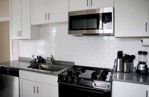 Irving Park East Apartment | Private Workspace Sleeps4 Modern Stylish Stay