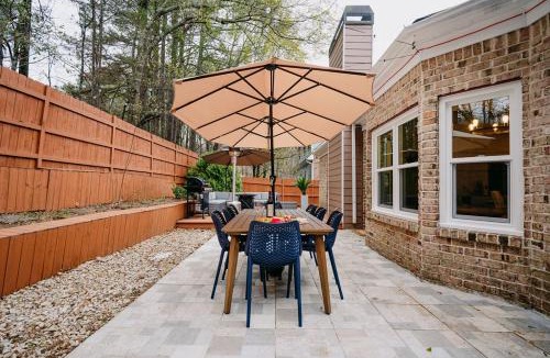 Town Center Villa | Prof Designed, 5 min KSU, HotTub, Game Room, hiking