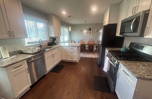 Streamwood House | PROMO 10% WEEKLY 15% MONTHLYOFFCozy Family Retreat: King Beds, Garage, Fast WiFi