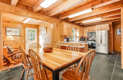 Maggie Valley Cabin | PROMO 5% WEEKLY 10% MONTHLY DISCOUNT CREEK - DECKS - WOODS - HOT TUB - SECLUDED