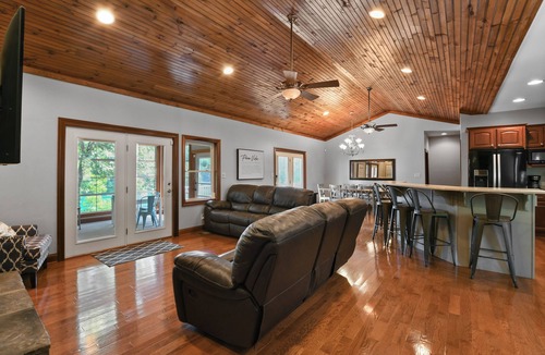 Big Creek House | Pura Vida: Updated Norris Lakefront Home with Private Covered Dock