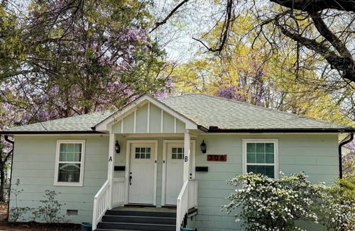 East Durham Apartment | Quaint Cottage Minutes From Downtown. Fiber internet, off-street parking!
