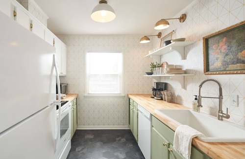 Greensboro House | Quaint & Cozy Vintage Modern 2br 1.5ba Townhouse w/Pool in GSO