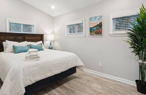 Buckroe Beach House | Quaint extended stay 1/1 next to beach