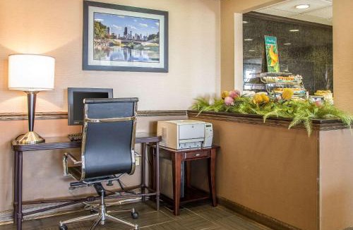 Elgin Hotel | Quality Inn Elgin I-90