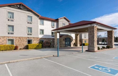 Monterey Hotel | Quality Inn & Suites Monterey I-40