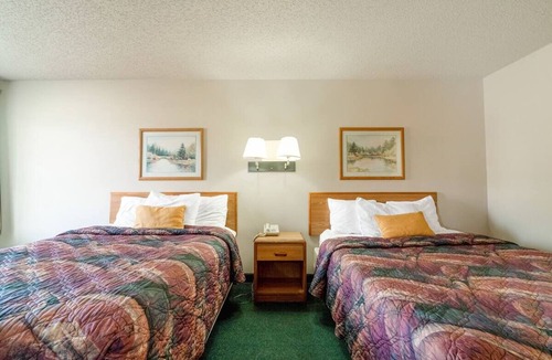 Texhoma Hotel | Queen Room w/Microwave + Cable TV – Perfect for Budget Stays