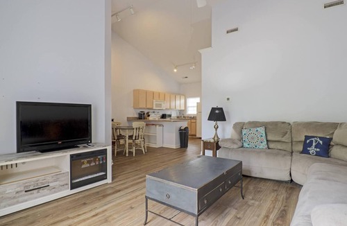 Wilmington Condo | Quiet Condo Between Carolina Beach and Downtown ILM - 2 Beds 2 Baths Sleeps 3
