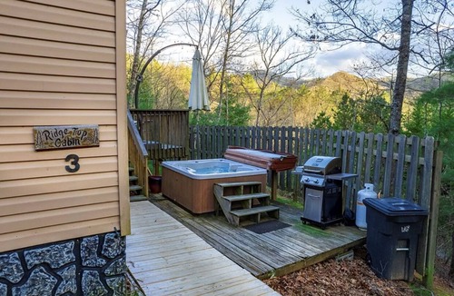 Bryson City Cabin | Quiet hideout w/Hot Tub & fire pit! BrysonCity! Pet Friendly! GSMR NOC